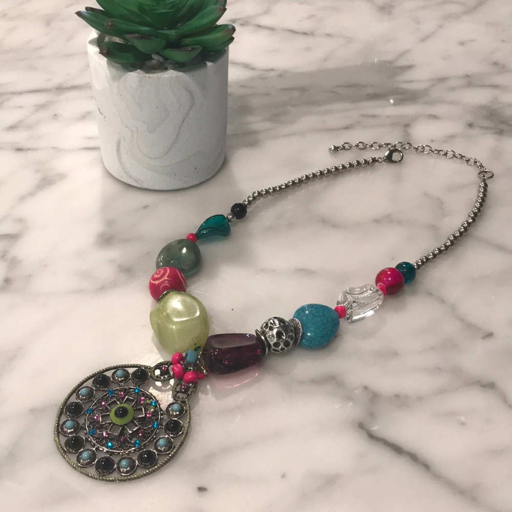 Multicolored statement necklace in silver.